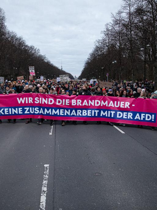 Mehr als 60.000 Menschen demonstrierten am 2. Februar 2025 in Berlin gegen eine Zusammenarbeit von anderen Parteien mit der AfD