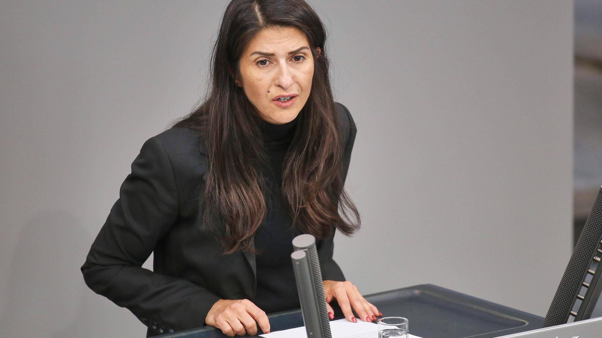 Serap Güler spricht im Bundestag.