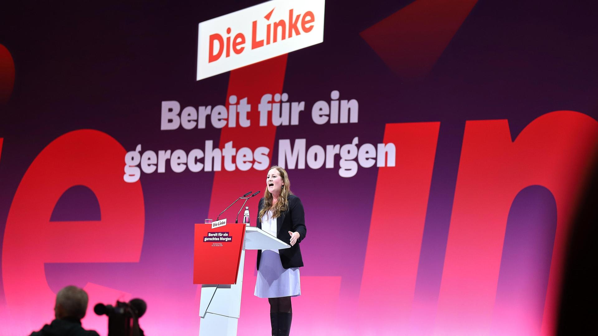 Bundesparteitag der Linken in Halle (Saale): Die scheidende Parteichefin Janine Wissler steht auf der Bühne und hält eine Rede. Hinter ihr steht an der Wand "Die Linke - bereit für ein gerechtes Morgen"