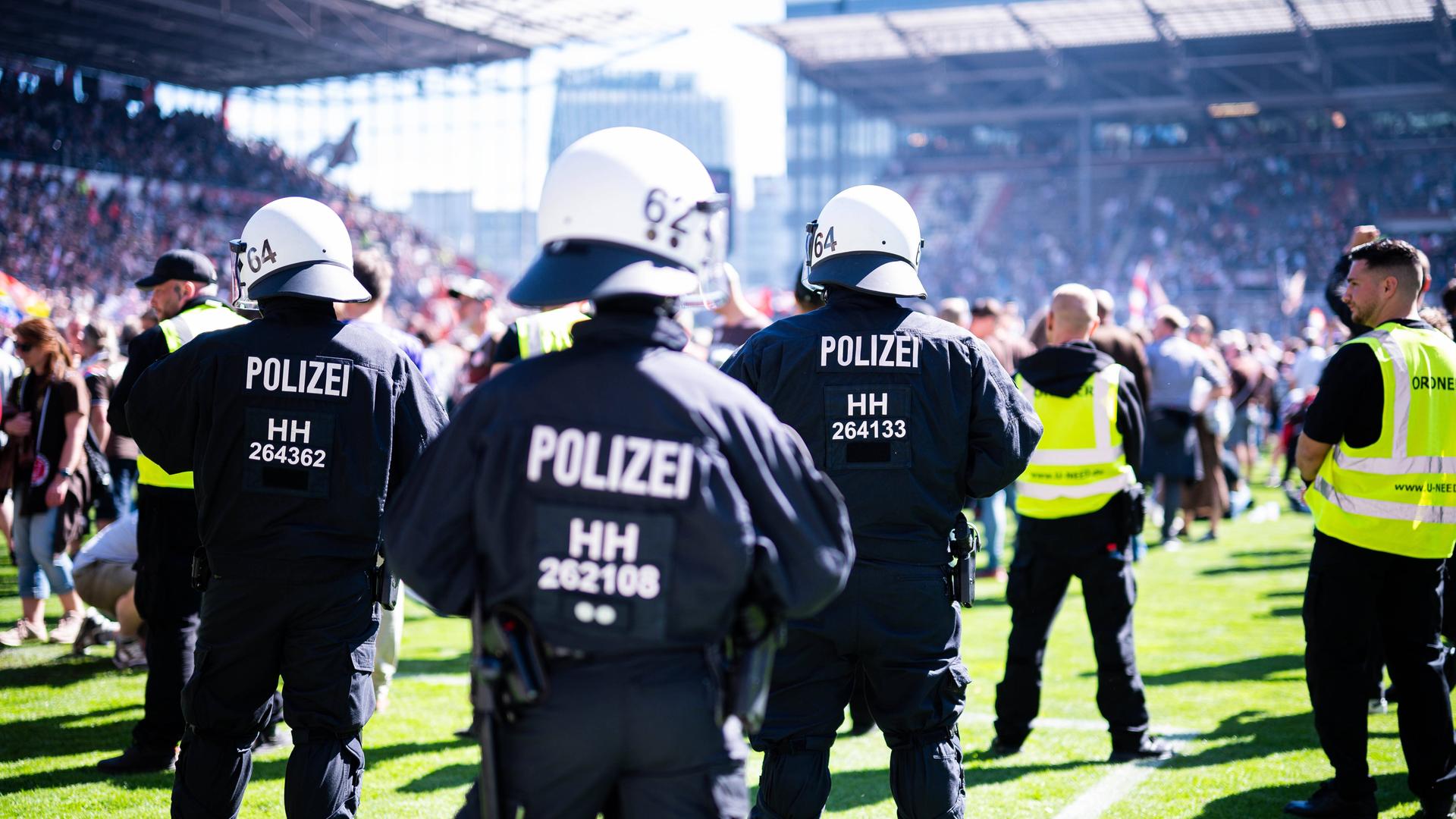 Polizeikräfte bei einem Spiel des FC St. Pauli