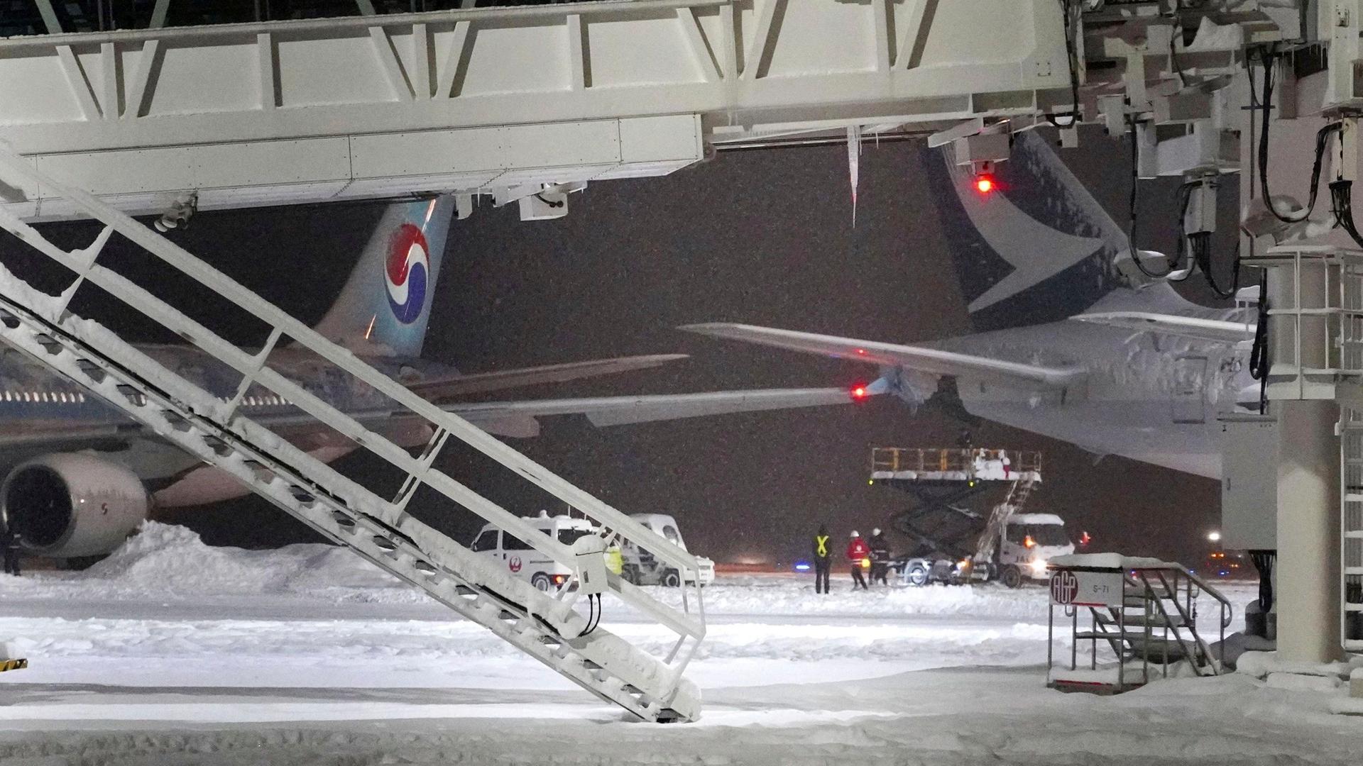 Japan, Flughfen Sapporo: Links ein koreanisches Flugzeug, und eine Maschine der Cathay Pacific Airways, nach der Kollision.