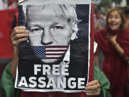 Auf einem Protestmarsch im September 2023 in Rio de Janeiro hält eine Person ein Plakat von Julian Assange hoch.