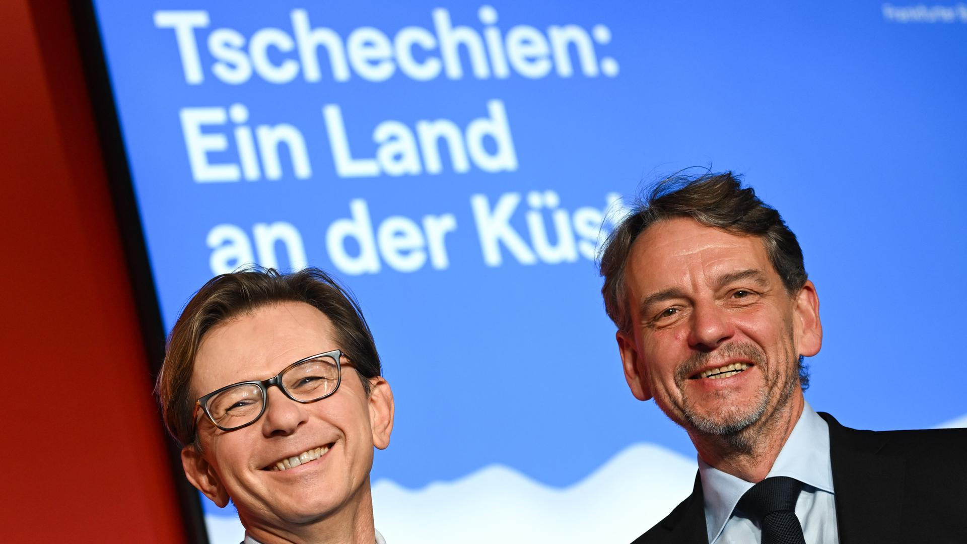 Tomas Kubícek (r), Direktor der Mährischen Landesbibliothek und Projektleiter des tschechischen Ehrengastauftritts, sowie Martin Krafl, Programmmanager des tschechischen Ehrengastauftritts, auf der Frankfurter Buchmesse. (Quelle: picture alliance) Tomas Kubícek (r), Direktor der Mährischen Landesbibliothek und Projektleiter des tschechischen Ehrengastauftritts, sowie Martin Krafl, Programmmanager des tschechischen Ehrengastauftritts, auf der Frankfurter Buchmesse. (Quelle: picture alliance)