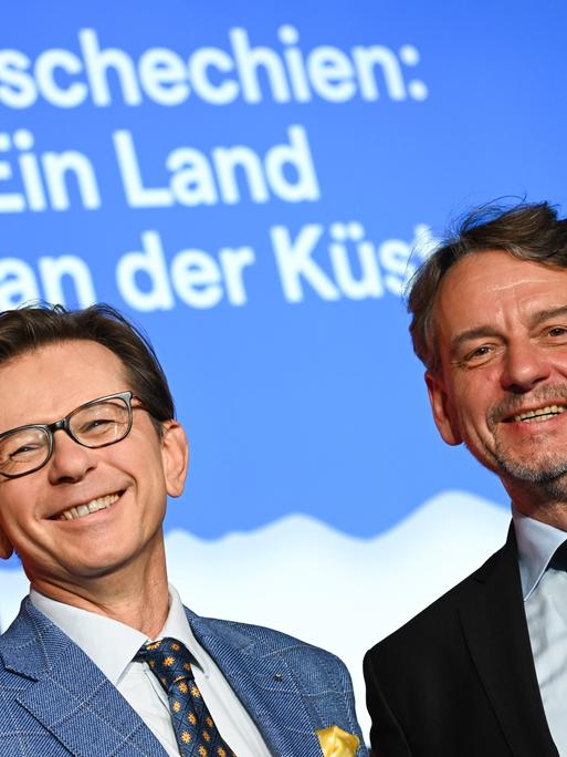 Tomas Kubícek (r), Direktor der Mährischen Landesbibliothek und Projektleiter des tschechischen Ehrengastauftritts, sowie Martin Krafl, Programmmanager des tschechischen Ehrengastauftritts, auf der Frankfurter Buchmesse.