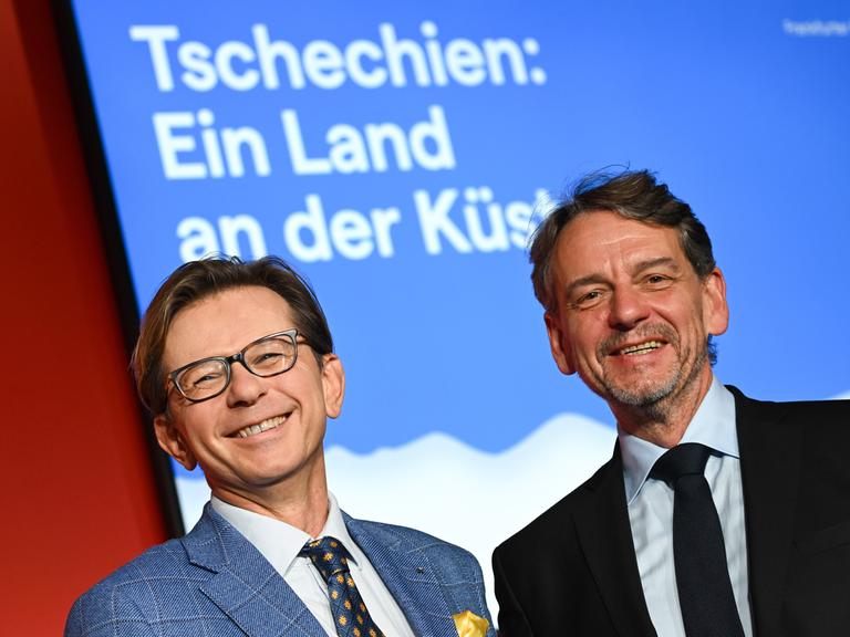 Tomas Kubícek (r), Direktor der Mährischen Landesbibliothek und Projektleiter des tschechischen Ehrengastauftritts, sowie Martin Krafl, Programmmanager des tschechischen Ehrengastauftritts, auf der Frankfurter Buchmesse.