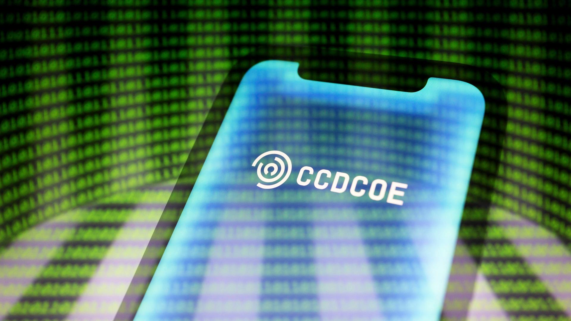 Die Abkürzung der NATO Cooperative Cyber Defence Centre of Excellence CCDCOE auf einem Smartphone ist zu sehen. Die Abkürzung der NATO Cooperative Cyber Defence Centre of Excellence CCDCOE auf einem Smartphone ist zu sehen.