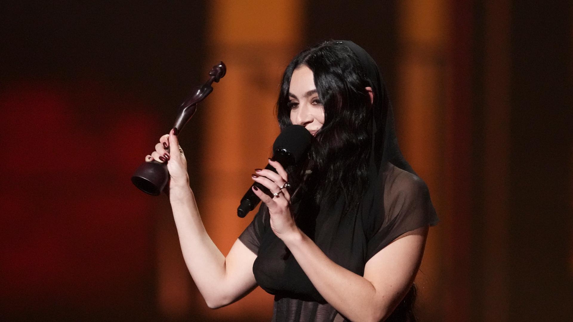 Charli XCX nimmt den Preis Song des Jahres für "Guess" (feat. Billie Eilish) entgegen bei der Verleihung der BRIT Awards 2025 in London.