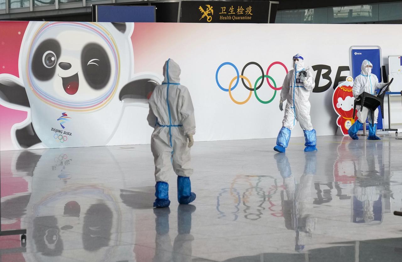 Beamte in Schutzkleidung arbeiten auf dem internationalen Flughafen in Peking.