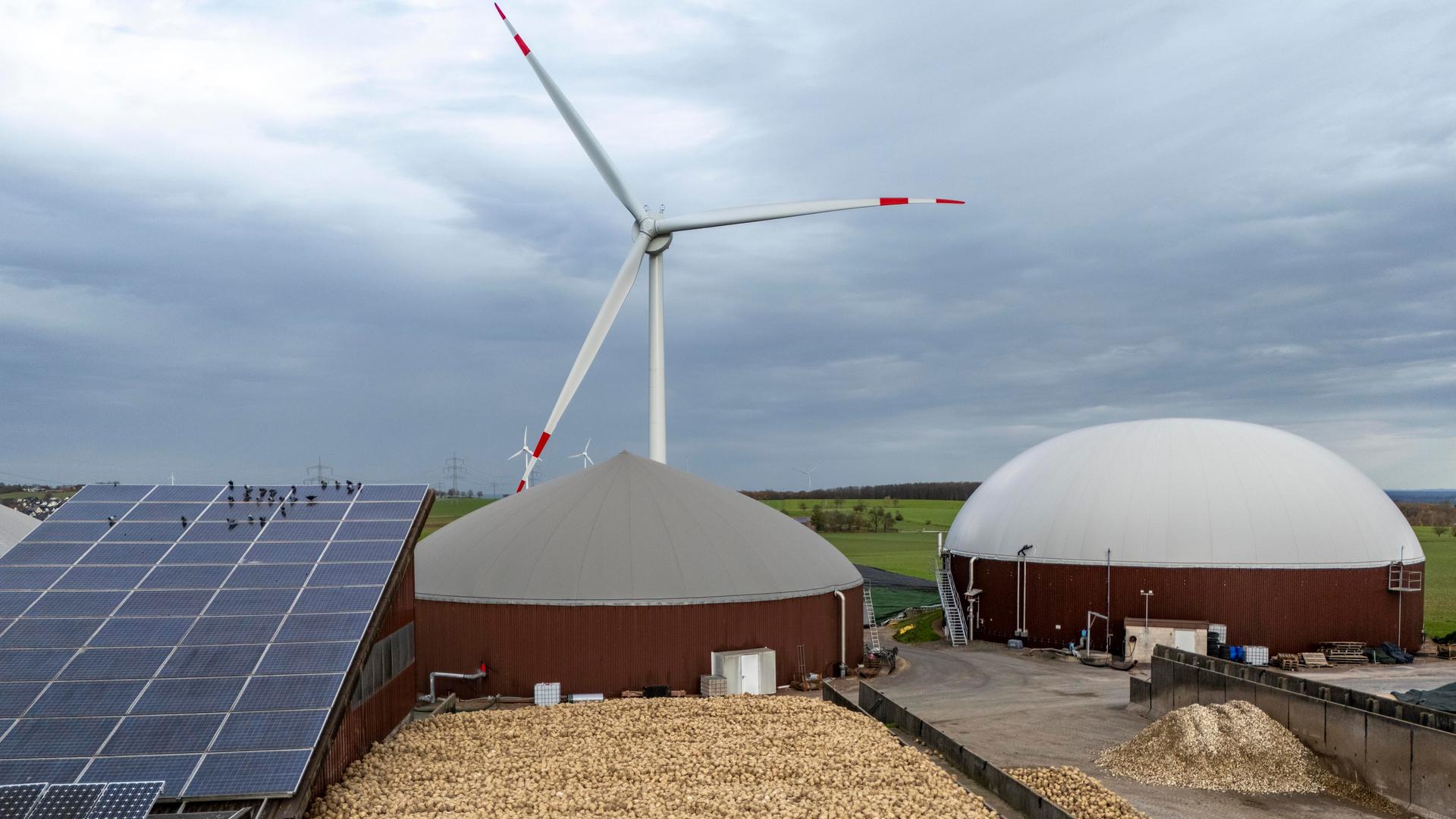 Erneuerbare Energien: Biogasanlage, Solaranlage auf Speicher und Windkraftwerk bei Ense, NRW, Deutschland.