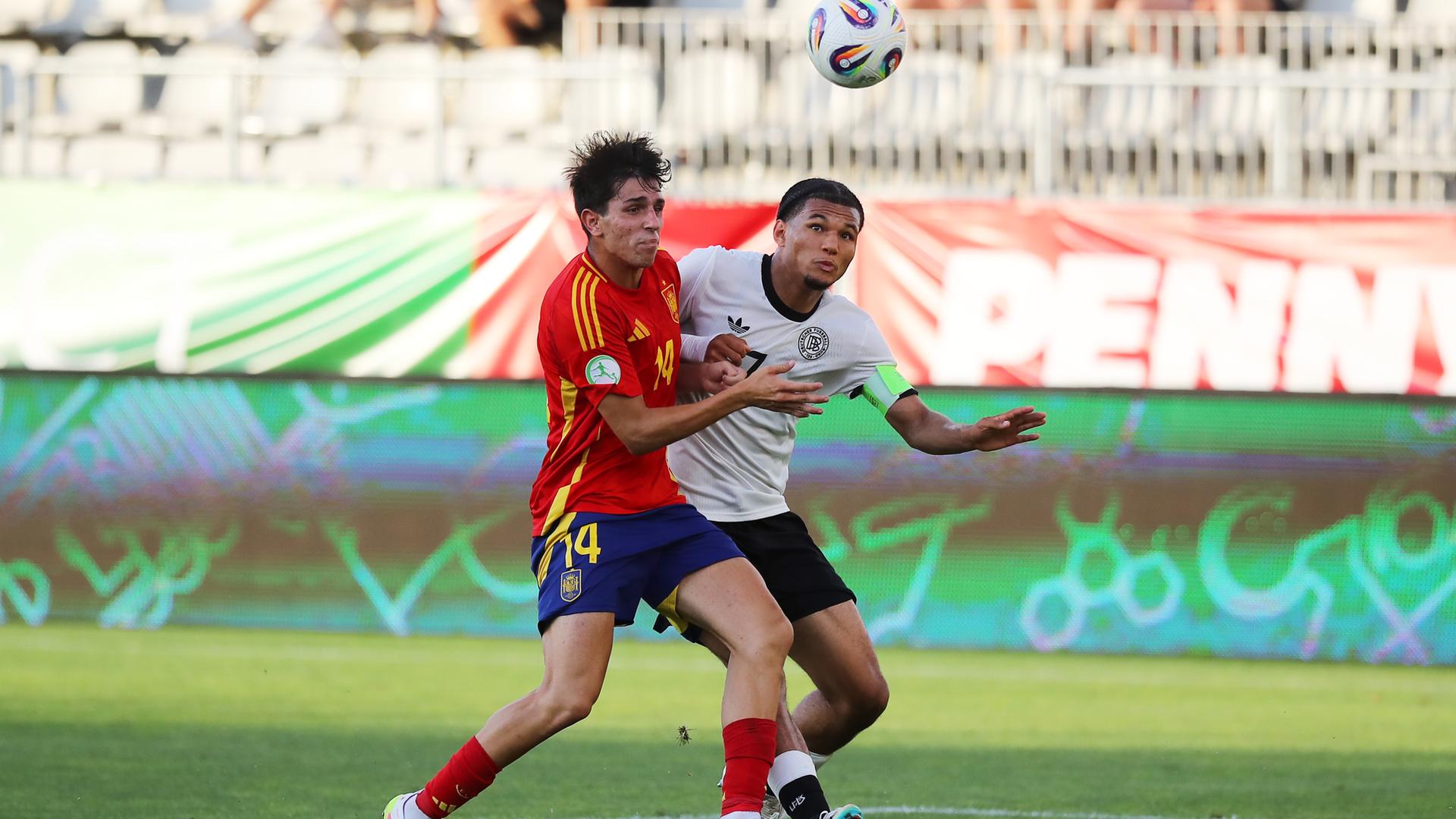 Izan Merino von Spanien (l.) und Paris Brunner von Deutschland kämpfen um den Ball. Izan Merino von Spanien (l.) und Paris Brunner von Deutschland kämpfen um den Ball.
