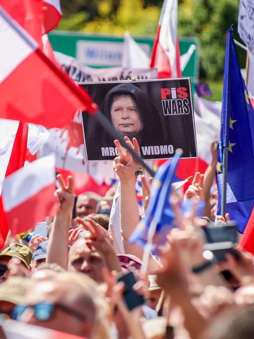 In Polen folgten viele Menschen dem Aufruf der Opposition zum Protest gegen die Regierung. 