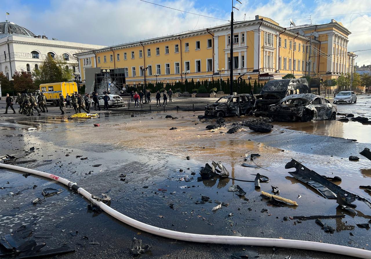  Ukraine, Kiew: Rettungskräfte untersuchen den Schauplatz eines russischen Angriffs.