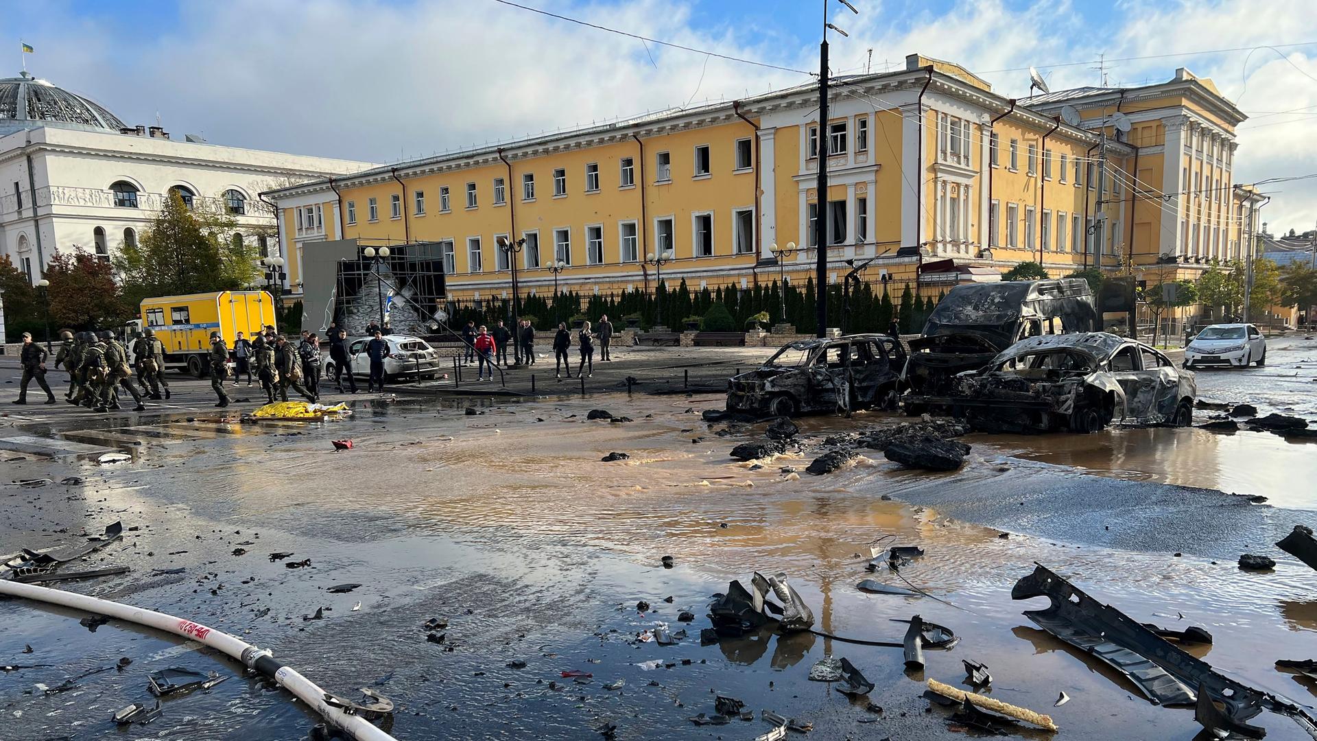  Ukraine, Kiew: Rettungskräfte untersuchen den Schauplatz eines russischen Angriffs.