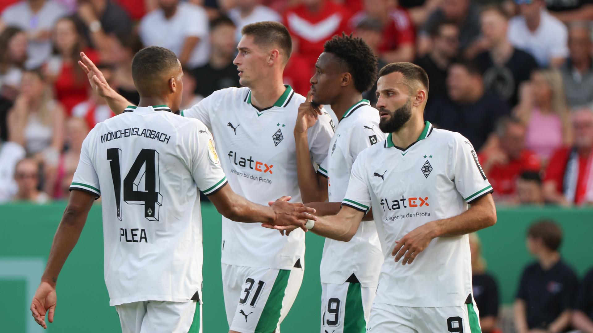 Gladbachs Torschütze Franck Honorat (rechts) feiert seinen Treffer zum 0:1 mit Alassane Plea, Tomas Cvancara und Nathan N'Goumou.