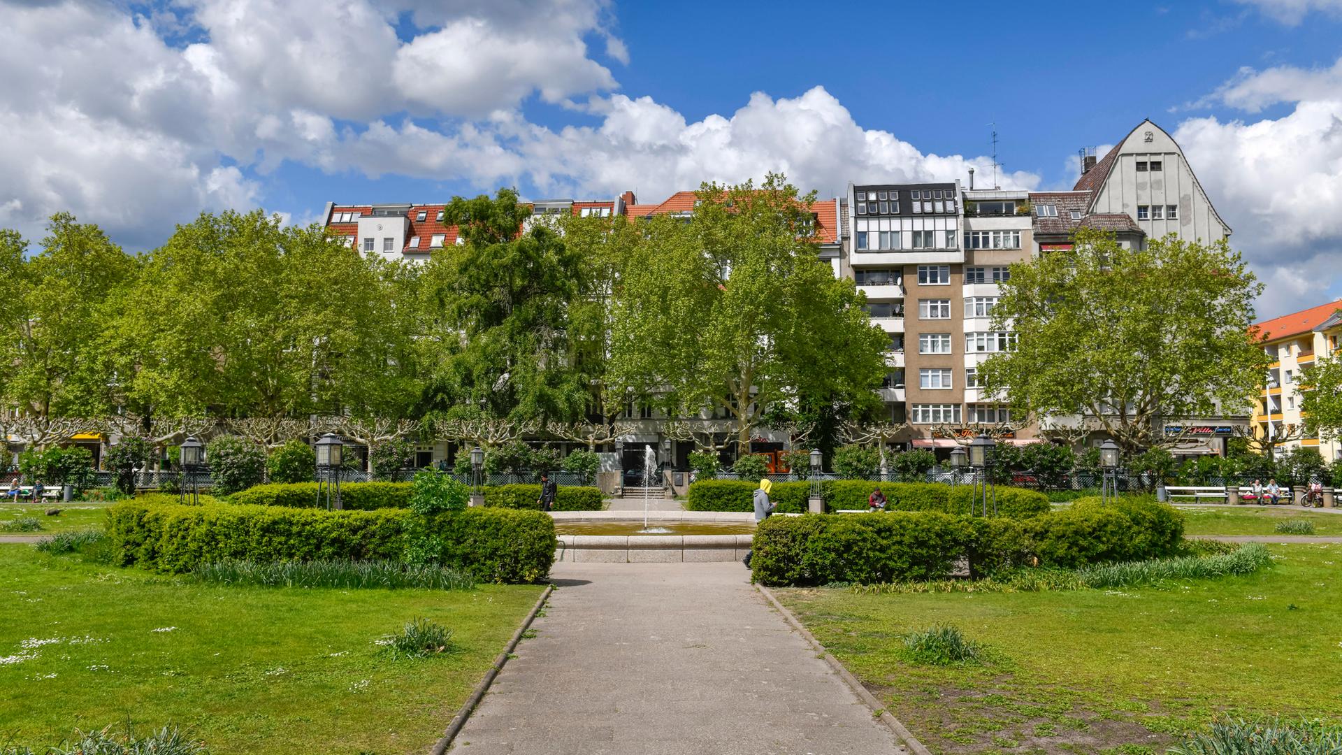 Blick auf den Mierendorffplatz mit dem Springbrunnen in der Mitte in Berlin-Charlottenburg