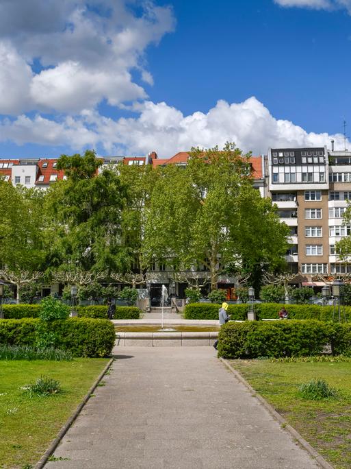 Blick auf den Mierendorffplatz mit dem Springbrunnen in der Mitte in Berlin-Charlottenburg