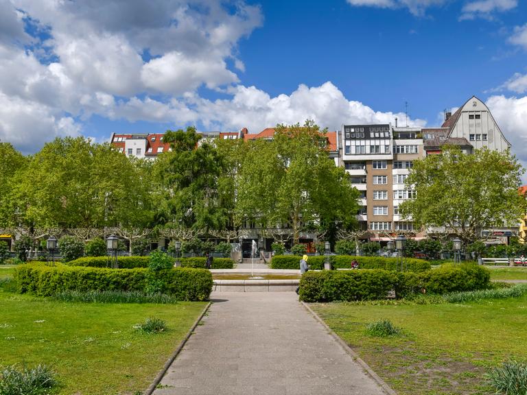 Blick auf den Mierendorffplatz mit dem Springbrunnen in der Mitte in Berlin-Charlottenburg