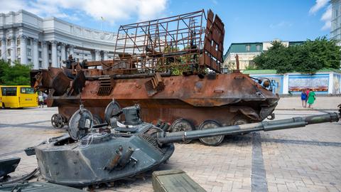 Zerstörte Russische Militärfahrzeuge am Michaelsplatz in Kiew