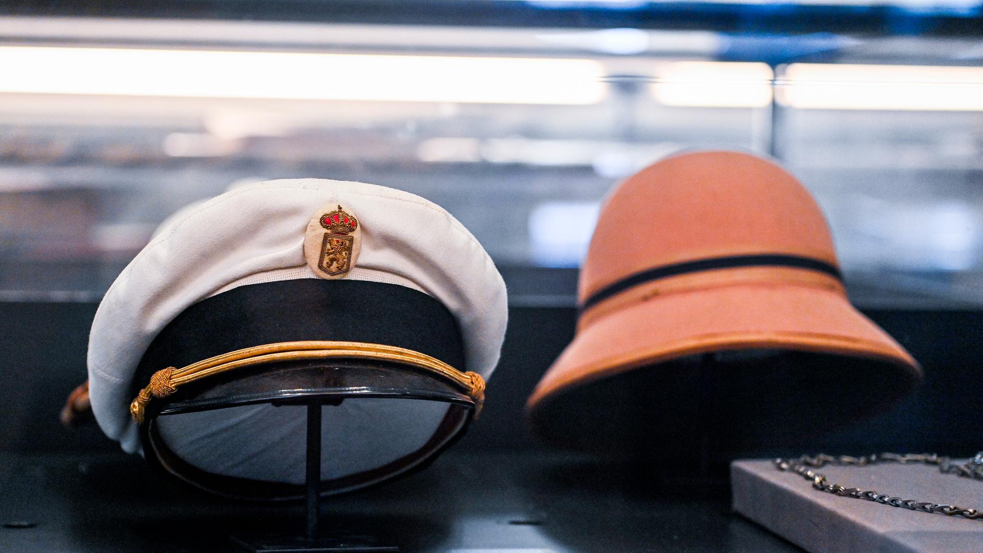 Koloniales Erbe: Im belgischen Tervuren Afrika Museum sind in einer Vitrine die Kopfbedeckungen der kolonialen Eroberer - eine Kapitänsmütze und ein Tropenhelm - ausgestellt. Koloniales Erbe: Im belgischen Tervuren Afrika Museum sind in einer Vitrine die Kopfbedeckungen der kolonialen Eroberer - eine Kapitänsmütze und ein Tropenhelm - ausgestellt.