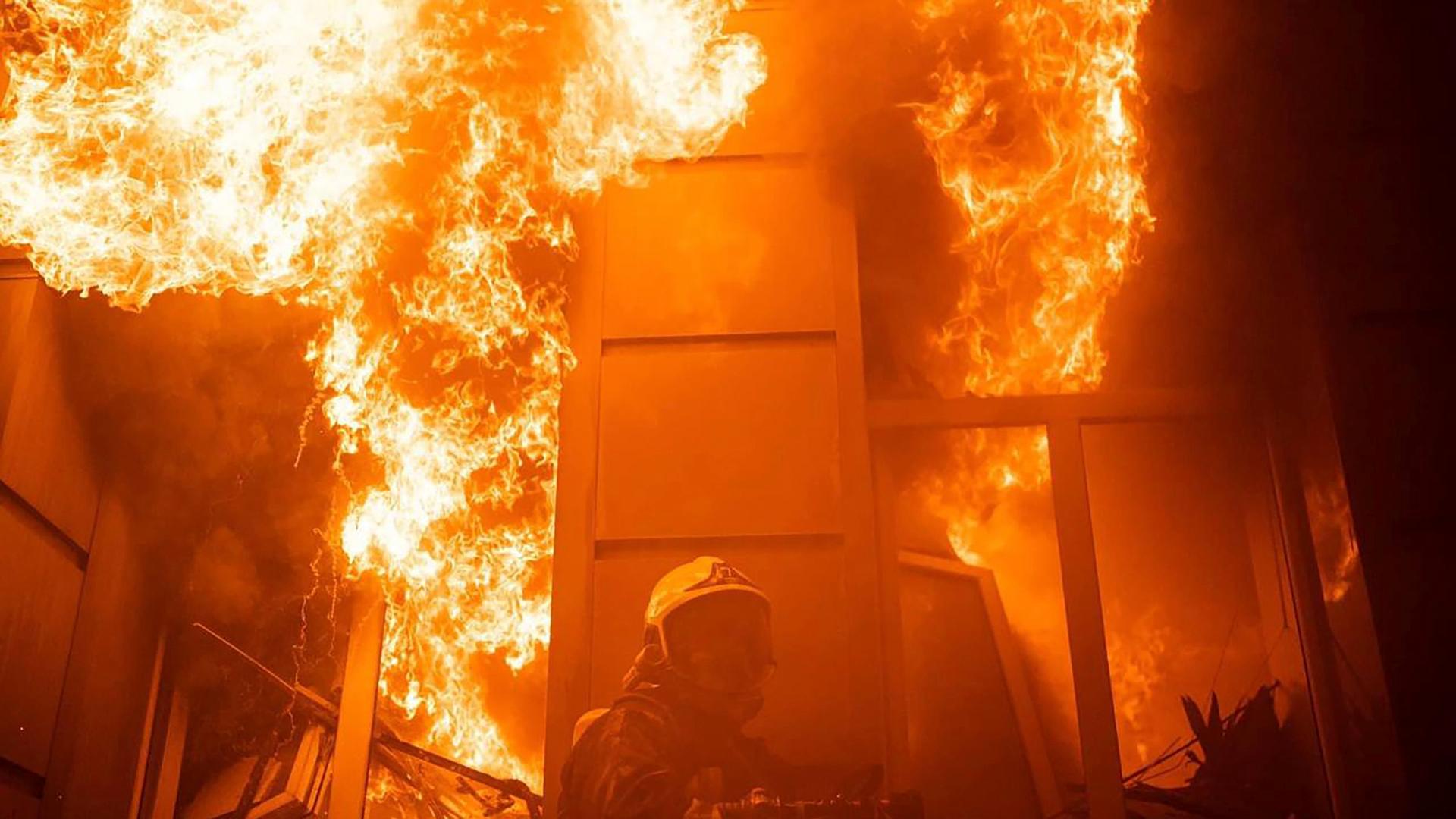 Odessa: Auf diesem vom ukrainischen Katastrophenschutz zur Verfügung gestellten Bild verrichtet eine Rettungskraft Löscharbeiten nach einem Angriff. Odessa: Auf diesem vom ukrainischen Katastrophenschutz zur Verfügung gestellten Bild verrichtet eine Rettungskraft Löscharbeiten nach einem Angriff.