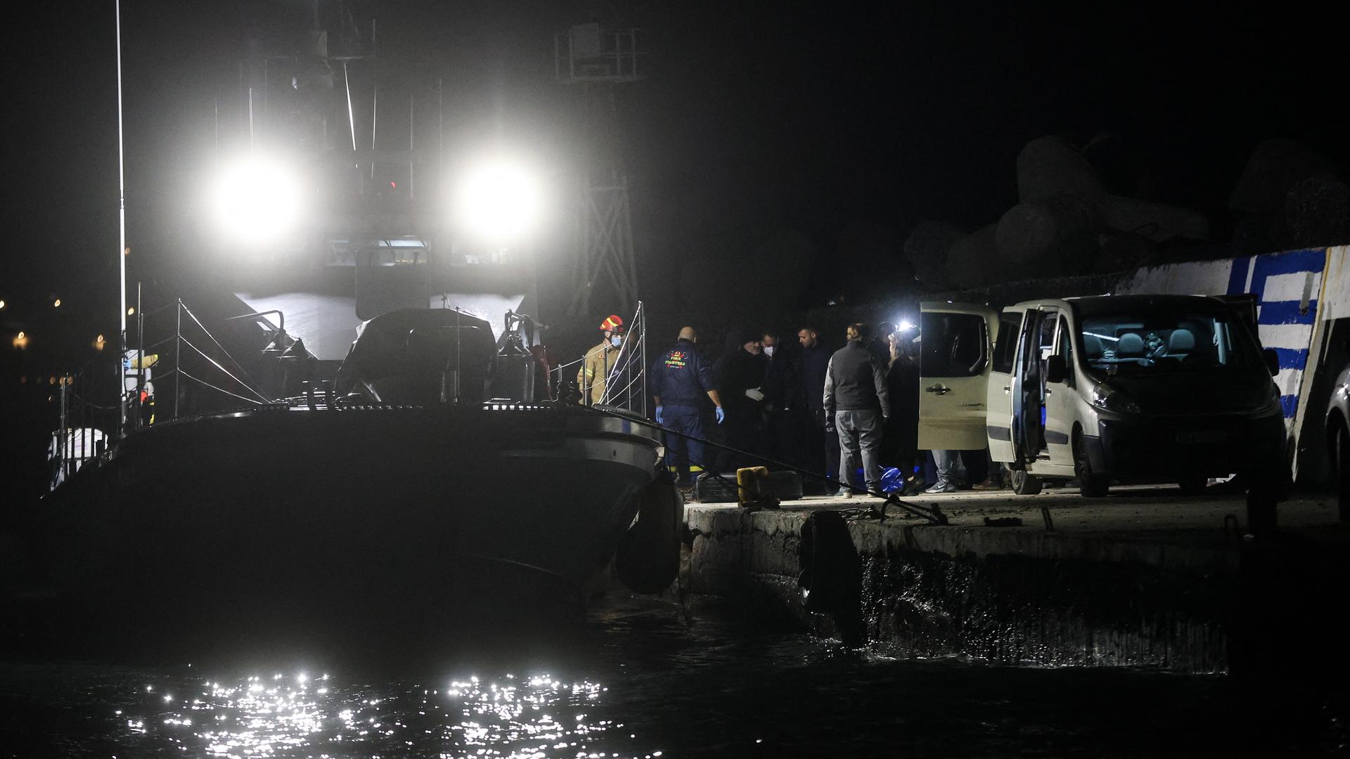 Mitglieder der griechischen Küstenwache auf der griechischen Insel Kreta nach dem Bootsunglück, bei dem mehrere Migranten starben. Das Foto ist in der Nacht entstanden. Mitglieder der griechischen Küstenwache auf der griechischen Insel Kreta nach dem Bootsunglück, bei dem mehrere Migranten starben. Das Foto ist in der Nacht entstanden.