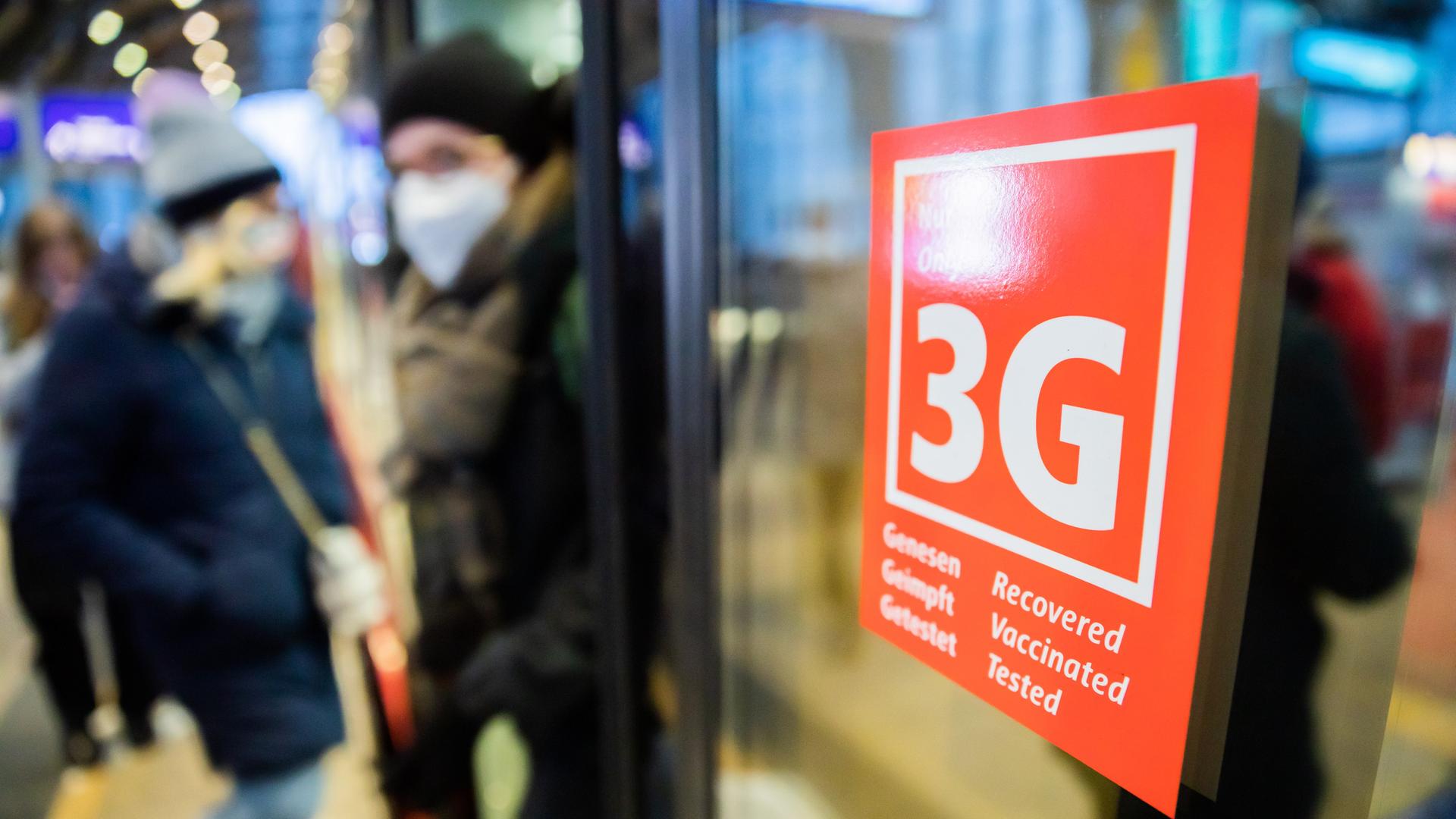 Während der Coronapandemie klebt ein 3G-Hinweis an einer Berliner S-Bahn. Einsteigen dürfen nur Fahrgäste, die von der Coronavirus-Infektion genesen, gegen das Coronavirus geimpft oder getestet sind, zur Eindämmung einer Verbreitung des Coronavirus.