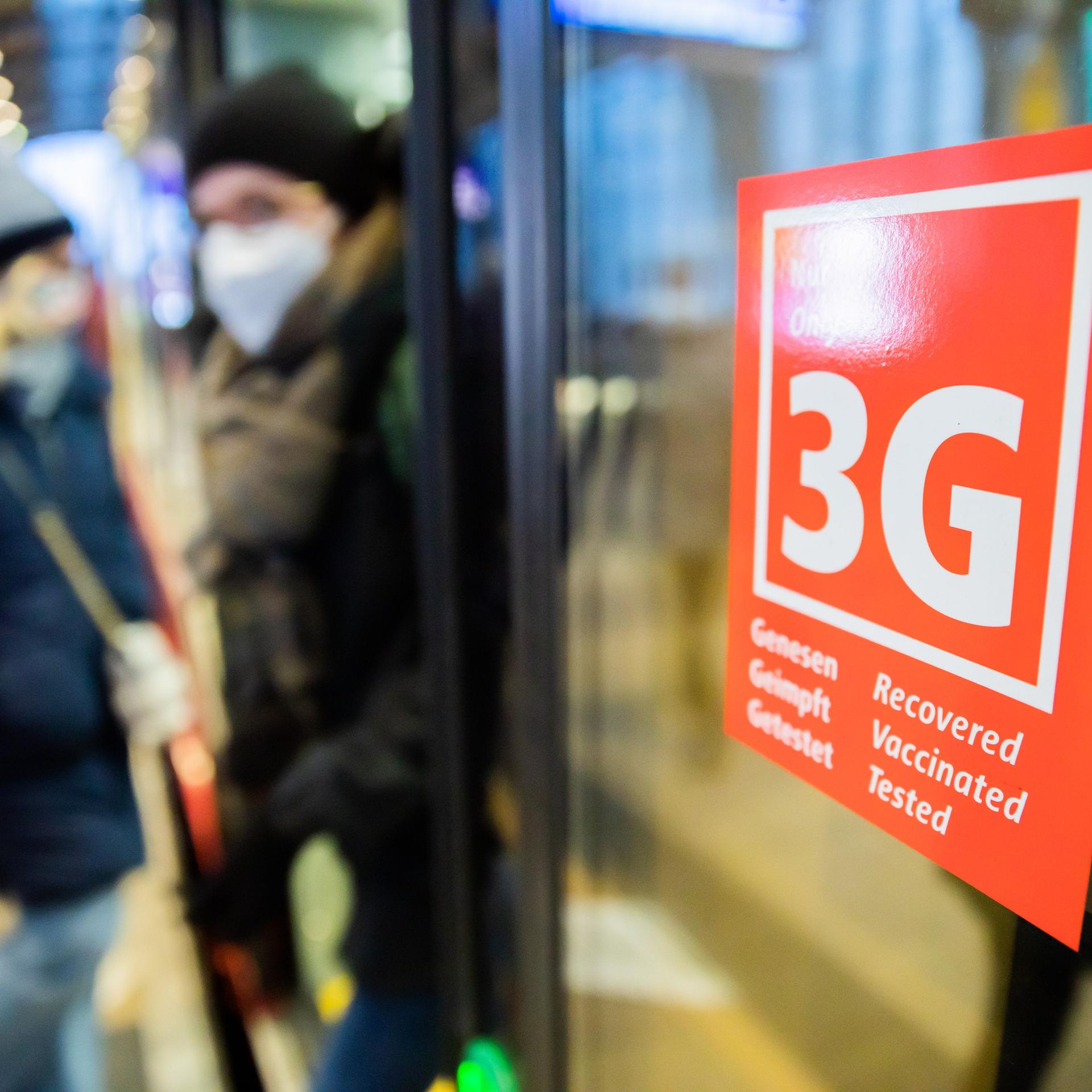 Während der Coronapandemie klebt ein 3G-Hinweis an einer Berliner S-Bahn. Einsteigen dürfen nur Fahrgäste, die von der Coronavirus-Infektion genesen, gegen das Coronavirus geimpft oder getestet sind, zur Eindämmung einer Verbreitung des Coronavirus. Während der Coronapandemie klebt ein 3G-Hinweis an einer Berliner S-Bahn. Einsteigen dürfen nur Fahrgäste, die von der Coronavirus-Infektion genesen, gegen das Coronavirus geimpft oder getestet sind, zur Eindämmung einer Verbreitung des Coronavirus.