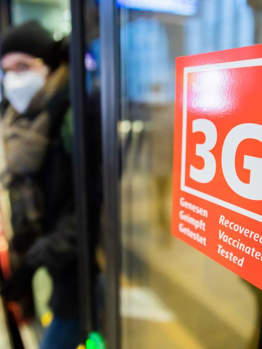 Während der Coronapandemie klebt ein 3G-Hinweis an einer Berliner S-Bahn. Einsteigen dürfen nur Fahrgäste, die von der Coronavirus-Infektion genesen, gegen das Coronavirus geimpft oder getestet sind, zur Eindämmung einer Verbreitung des Coronavirus.