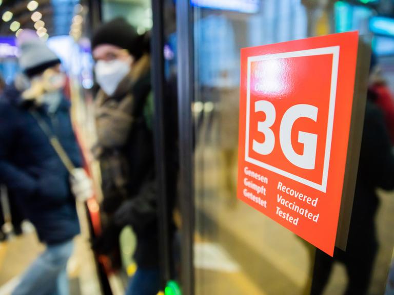 Während der Coronapandemie klebt ein 3G-Hinweis an einer Berliner S-Bahn. Einsteigen dürfen nur Fahrgäste, die von der Coronavirus-Infektion genesen, gegen das Coronavirus geimpft oder getestet sind, zur Eindämmung einer Verbreitung des Coronavirus.