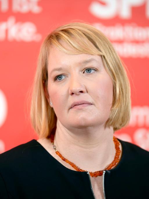 Die Abgeordnete Wiebke Esdar vor einer roten Wand der SPD-Fraktion im Berliner Reichstagsgebäude am 13.01.2026.