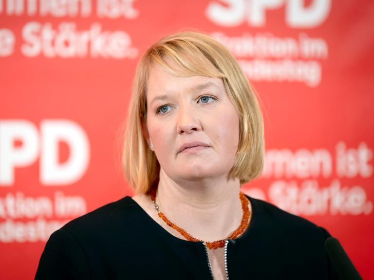 Die Abgeordnete Wiebke Esdar vor einer roten Wand der SPD-Fraktion im Berliner Reichstagsgebäude am 13.01.2026.