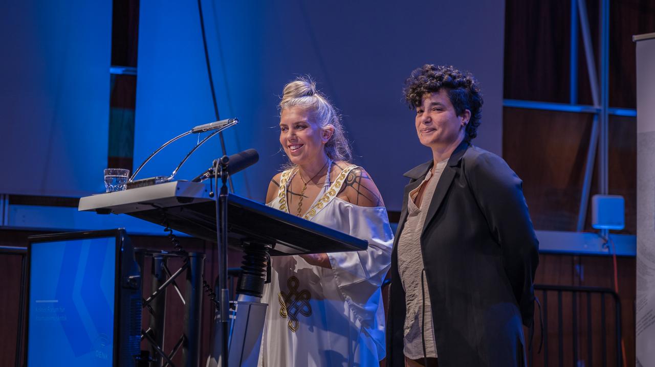 Zwei Frauen stehen an einem Rednerpult.