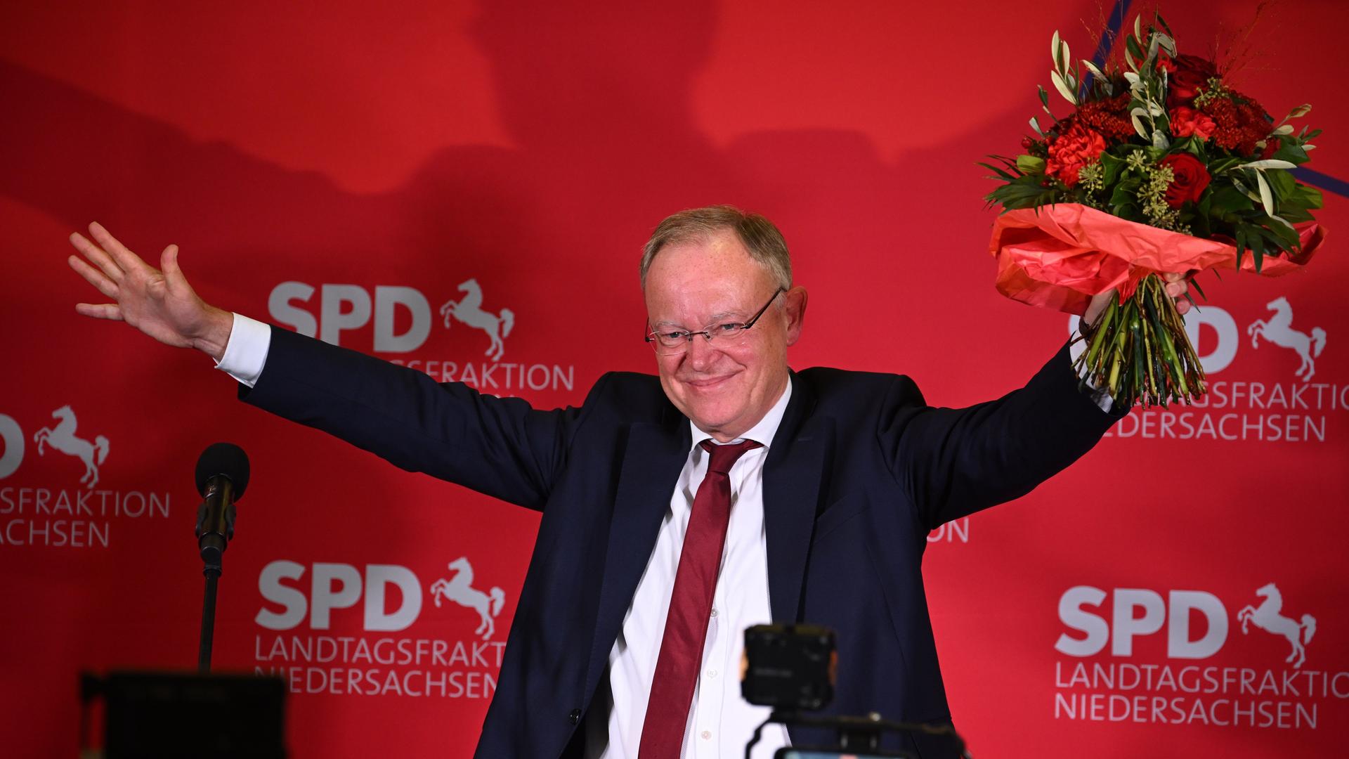 Stephan Weil ist Minister-Präsident von Nieder-Sachsen. Seine Partei mit dem Namen SPD hat die Wahl gewonnen.
