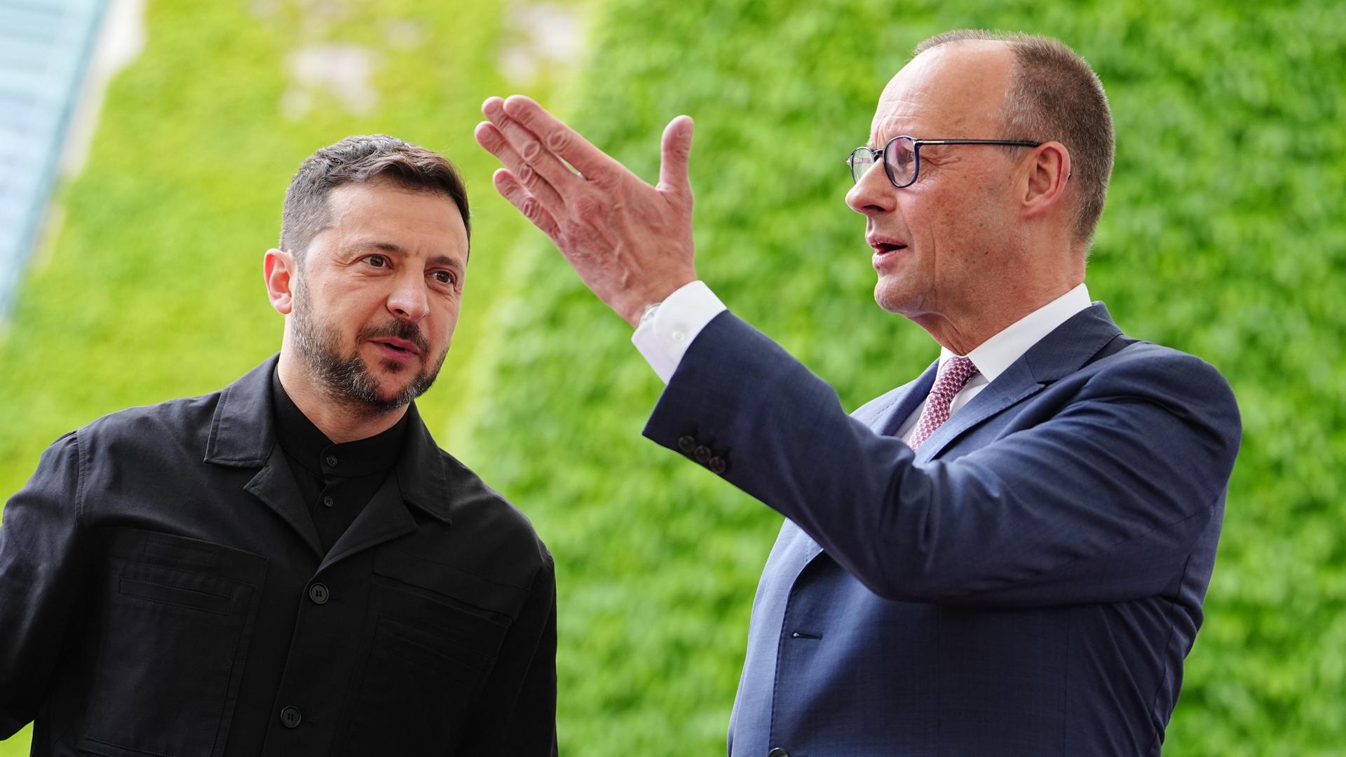 Berlin: Wolodymyr Selenskyj (l), Präsident der Ukraine, wird von Bundeskanzler Friedrich Merz (CDU) vor dem Bundeskanzleramt begrüßt.