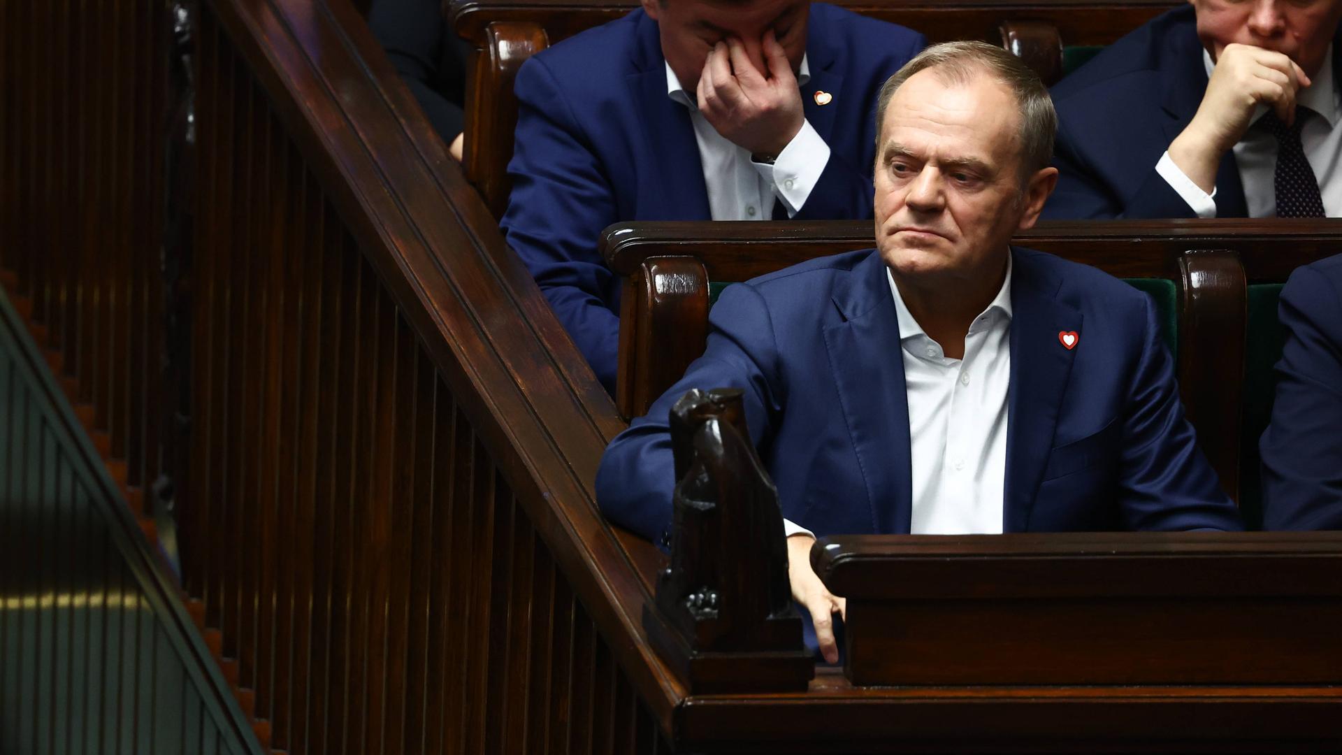 Der polnische Ministerpräsident Donald Tusk hört einer Rede im polnischen Parlament zu. 