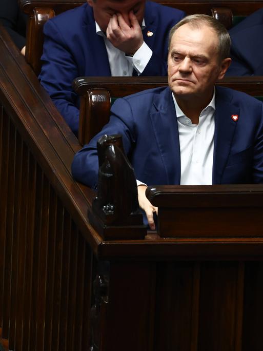 Der polnische Ministerpräsident Donald Tusk hört einer Rede im polnischen Parlament zu. 