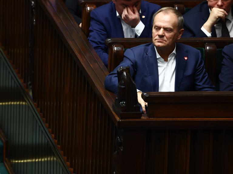 Der polnische Ministerpräsident Donald Tusk hört einer Rede im polnischen Parlament zu. 