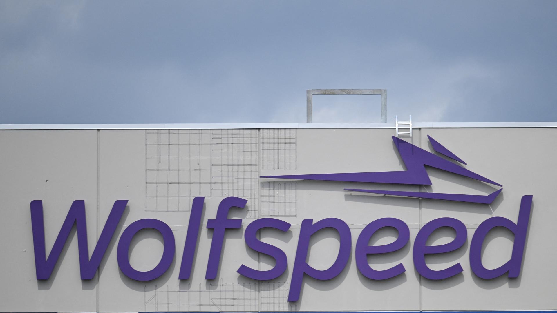 Das Logo des Chipherstellers Wolfspeed an einem Gebäude in Durham, North Carolina.