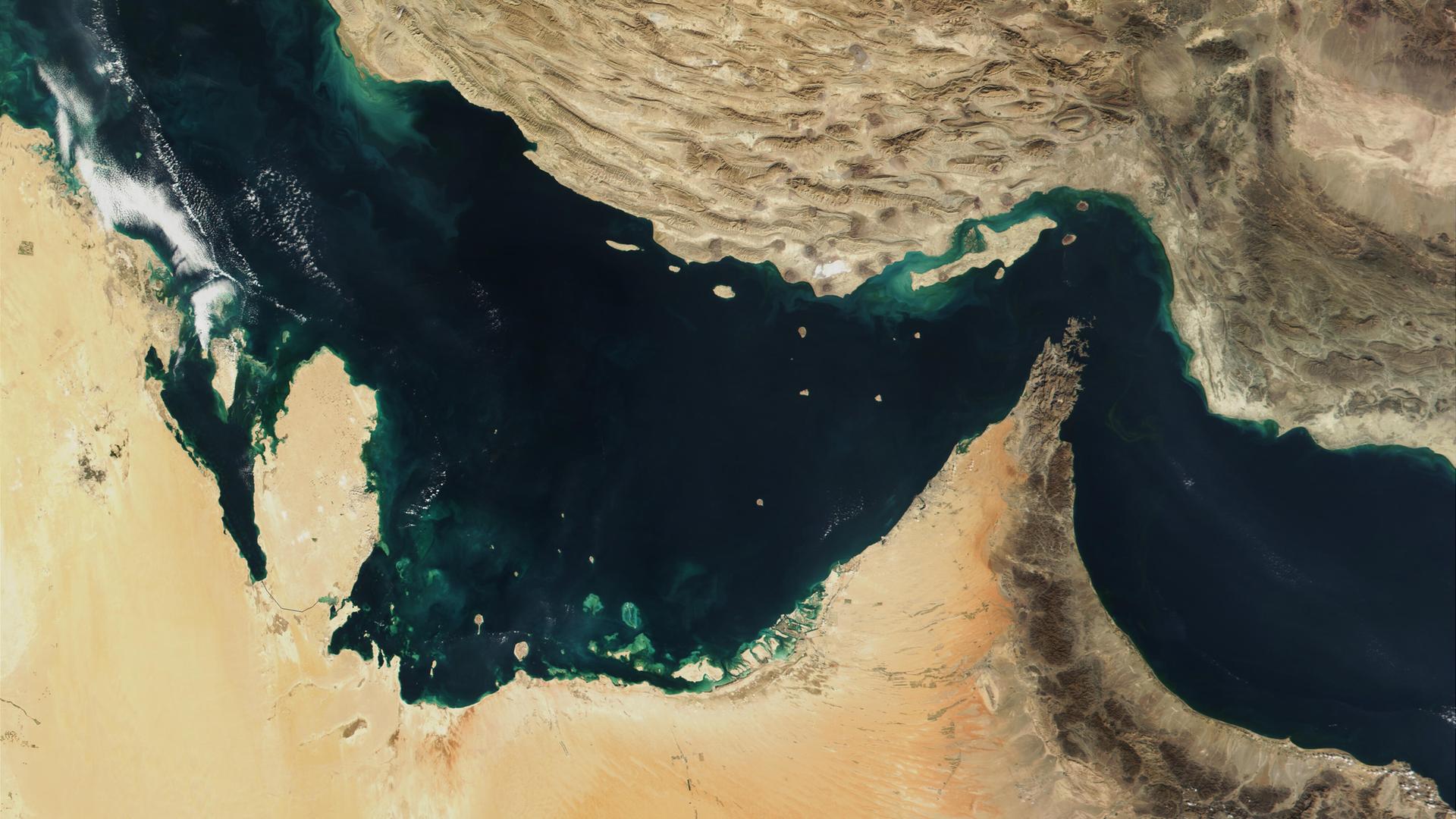 Der Persische Golf, die Straße von Hormus und der Golf von Oman in einer Satellitenaufnahme.