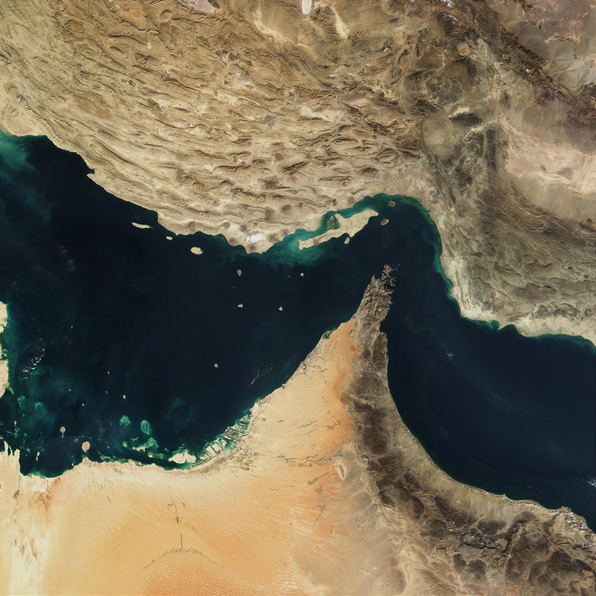 Der Persische Golf, die Straße von Hormus und der Golf von Oman in einer Satellitenaufnahme