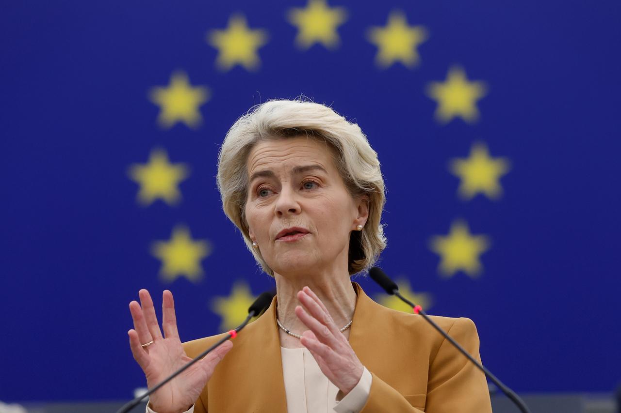 EU-Kommissionspräsidentin Ursula von der Leyen hält im Parlament in Straßburg eine Rede, im Hintergrund die europäische Flagge.