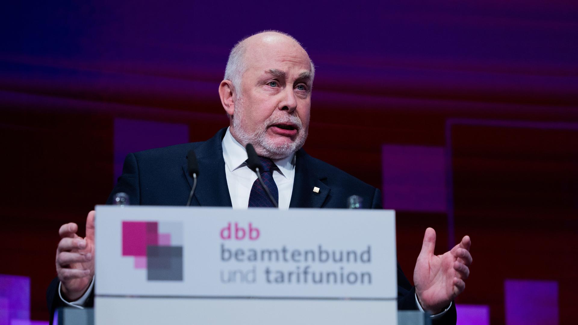 Ulrich Silberbach, Vorsitzender des dbb, spricht bei der Jahrestagung des Deutschen Beamtenbundes (dbb) im Congress-Centrum der Koelnmesse.