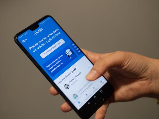 Auf einem Smartphone-Display ist das Programm Doctolib zu sehen, mit dem man Arzttermine buchen kann. Auf einem Smartphone-Display ist das Programm Doctolib zu sehen, mit dem man Arzttermine buchen kann.