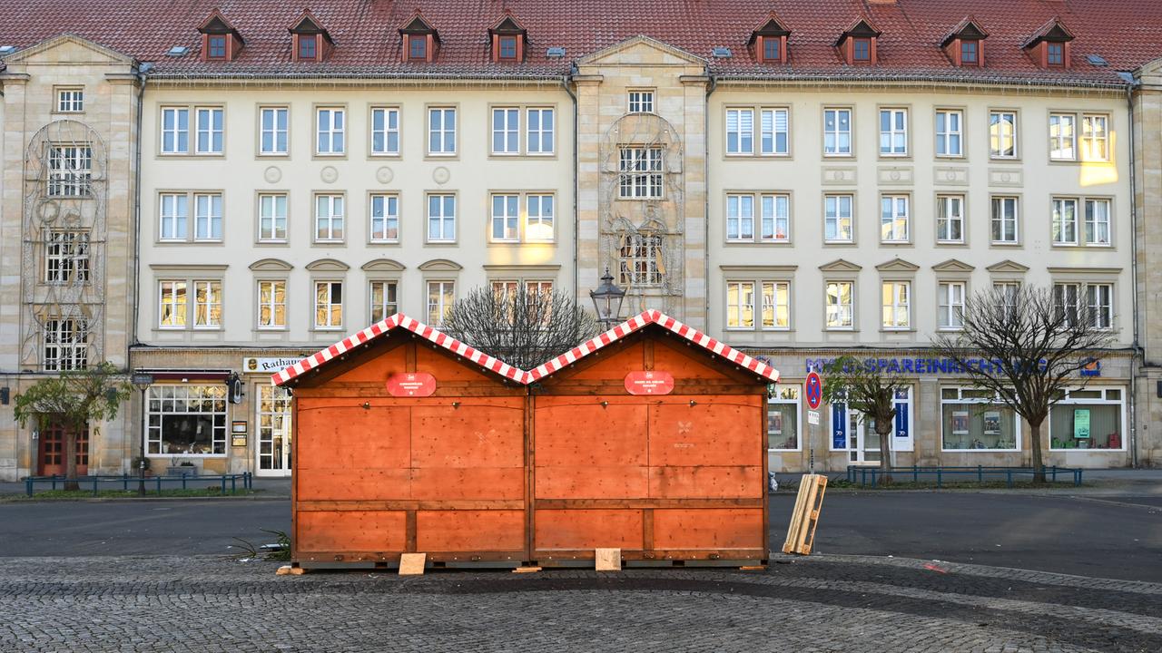 Zwei letzte verschlossene Weihnachtsmarkthütten stehen auf dem Magdeburger Marktplatz. Zwei letzte verschlossene Weihnachtsmarkthütten stehen auf dem Magdeburger Marktplatz.