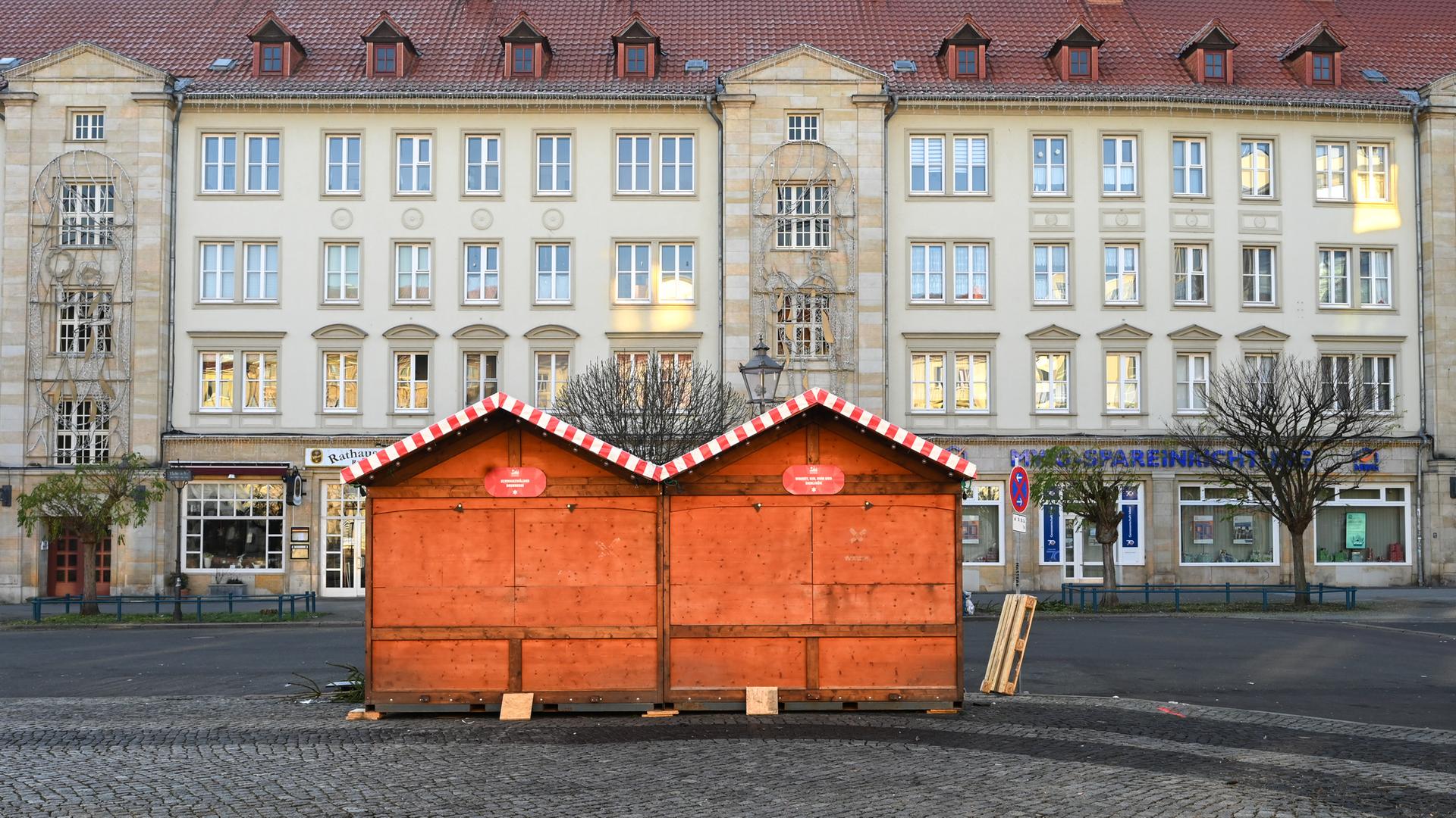 Zwei letzte verschlossene Weihnachtsmarkthütten stehen auf dem Magdeburger Marktplatz.