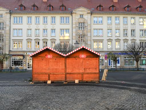 Zwei letzte verschlossene Weihnachtsmarkthütten stehen auf dem Magdeburger Marktplatz.