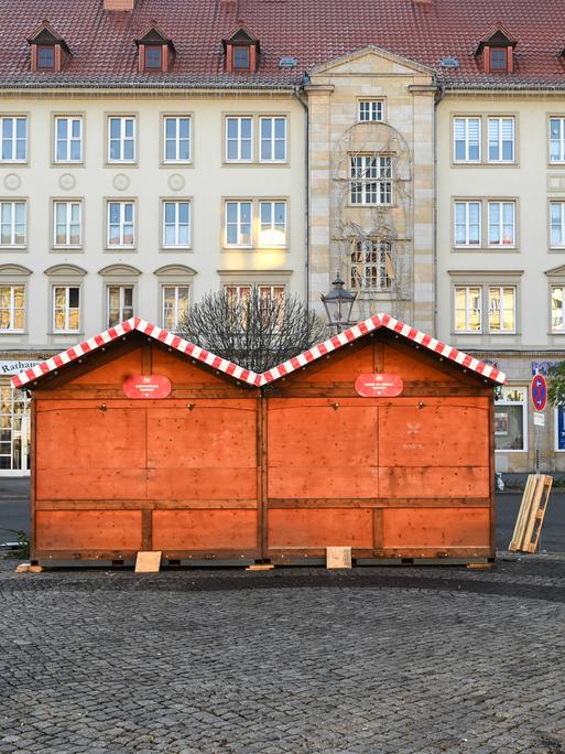 Zwei letzte verschlossene Weihnachtsmarkthütten stehen auf dem Magdeburger Marktplatz.