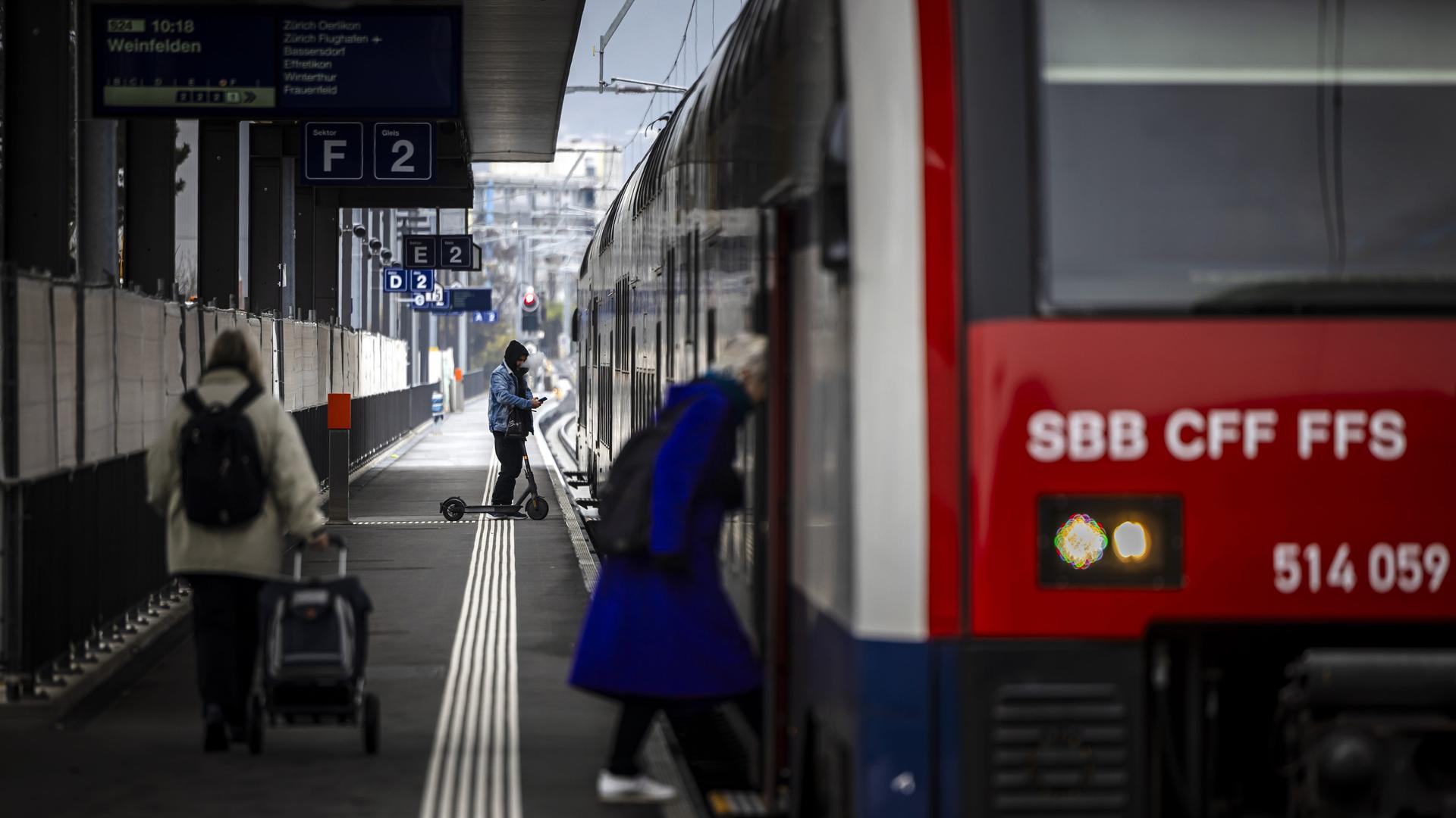Passagiere steigen in eine S-Bahn der S24 am Bahnhof Wipkingen in der Schweiz.
