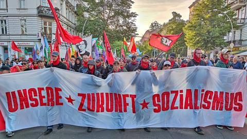 Auf dem Foto ist während der "Revolutionären-1.-Mai-Demo" in Berlin ein Demonstrationszug in der Urbanstraße zu sehen. Auf einem Banner steht "Unsere Zukunft Sozialismus". 