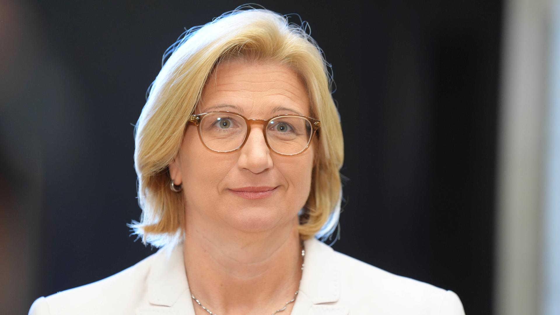 Porträt der Ministerpräsidentin vom Saarland, Anke Rehlinger, SPD. Sie trägt ein weisses Jacket und eine Brille.
